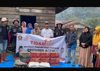 Tunas Indonesia Raya (TIDAR) Kabupaten Bener Meriah saat menyalurkan bantuan kepada masyarakat terisolir. Selasa (6/7/2026). Foto : Doc TIDAR