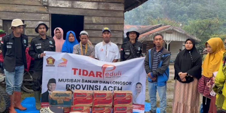Tunas Indonesia Raya (TIDAR) Kabupaten Bener Meriah saat menyalurkan bantuan kepada masyarakat terisolir. Selasa (6/7/2026). Foto : Doc TIDAR