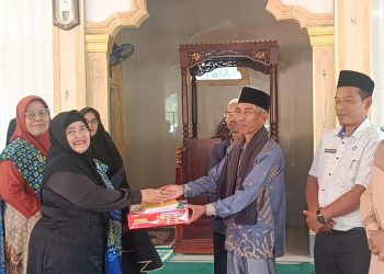 Ketua BKMT Bener Meriah, Dr. Hj. Puspitawati, M.Si. saar menyalurkan bantuan Kemenkop dan Pemda Bener Meriah, Jum'at (9/1/2026). Foto: Doc BKMT BM