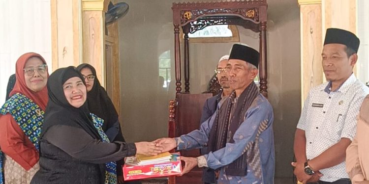 Ketua BKMT Bener Meriah, Dr. Hj. Puspitawati, M.Si. saar menyalurkan bantuan Kemenkop dan Pemda Bener Meriah, Jum'at (9/1/2026). Foto: Doc BKMT BM