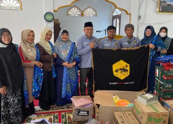 Ibu Wakil Bupati Dr. Hj. Puspitawati, Ketua Kitoga Yusra Alfata besera pengurus BKMT kabupaten saat salurkan bantuan di Tembolon, minggu (11/1/2026), Foto: Ist