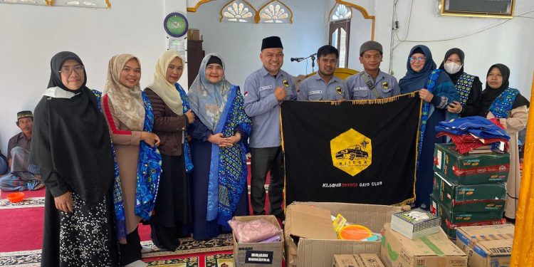 Ibu Wakil Bupati Dr. Hj. Puspitawati, Ketua Kitoga Yusra Alfata besera pengurus BKMT kabupaten saat salurkan bantuan di Tembolon, minggu (11/1/2026), Foto: Ist