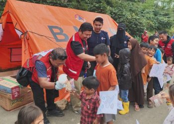 PMI Bener Meriah dan DKI Jakarta saat di pengungsian di desa uning mas, kec. Pintu rime gayo. (11/1/2026). foto: Doc PMI BM