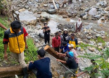 Gotong royong persiapan pembuatan masjid siaga oleh masjid nusantara bersama tim relawan yayasan kayang bangun semesta dan masyarakat Uning Emas,  Foto : Ist