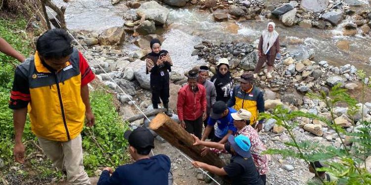 Gotong royong persiapan pembuatan masjid siaga oleh masjid nusantara bersama tim relawan yayasan kayang bangun semesta dan masyarakat Uning Emas,  Foto : Ist