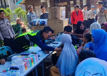 Anggota Polres Bener Meriah saat lakukan pelayanan kesehatan kepada masyarakat yang terdampak bencana di pantan lues, senin (26/1/2026). Foto: Doc Humas Polres BM