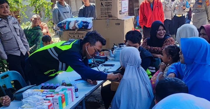 Anggota Polres Bener Meriah saat lakukan pelayanan kesehatan kepada masyarakat yang terdampak bencana di pantan lues, senin (26/1/2026). Foto: Doc Humas Polres BM