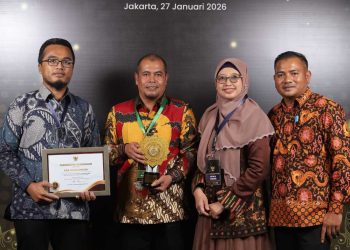 Sekda Bener Meriah Riswandika Putra saat menerima penghargaan bergengsi Universal Health Coverage (UHC) Awards di Jakarta, Foto: Ist