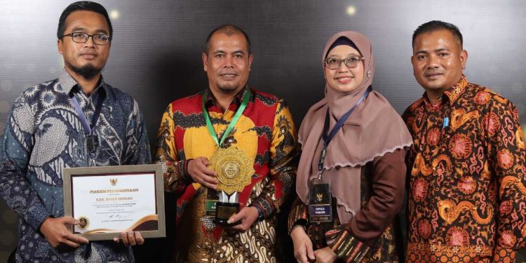 Sekda Bener Meriah Riswandika Putra saat menerima penghargaan bergengsi Universal Health Coverage (UHC) Awards di Jakarta, Foto: Ist