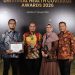 Sekda Bener Meriah Riswandika Putra saat menerima penghargaan bergengsi Universal Health Coverage (UHC) Awards di Jakarta, Foto: Ist