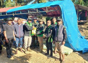 Ketua RAPI Bener Meriah Yuhda Asri bersama anggota saat menyalurkan bantuan di desa Sah Raja Aceh Timur, Foto: Doc RAPI BM