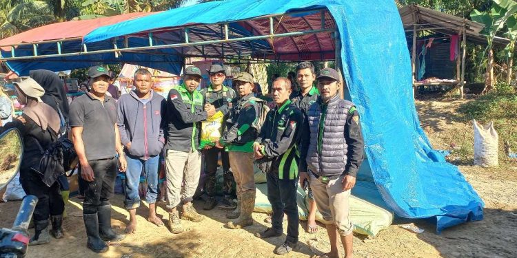 Ketua RAPI Bener Meriah Yuhda Asri bersama anggota saat menyalurkan bantuan di desa Sah Raja Aceh Timur, Foto: Doc RAPI BM