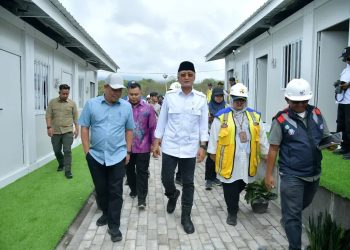 Sekda Bener Meriah Riswandika Putra, S.STP., M.AP, saat dampingi Menteri PU Ir. Dody Hanggodo, M.PE, beserta rombongan meninjau lokasi Hunian Sementara di Kampung Tunyang, Jum'at (06/2/2026). Foto: Doc Prokopim BM