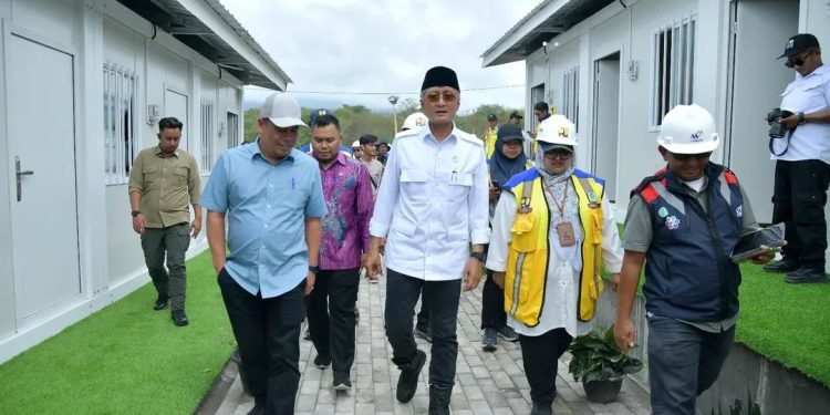 Sekda Bener Meriah Riswandika Putra, S.STP., M.AP, saat dampingi Menteri PU Ir. Dody Hanggodo, M.PE, beserta rombongan meninjau lokasi Hunian Sementara di Kampung Tunyang, Jum'at (06/2/2026). Foto: Doc Prokopim BM