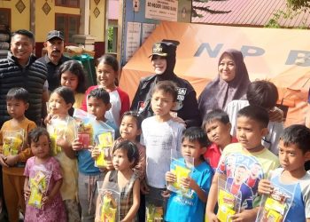 Wali kota Banda Aceh Illiza Sa'aduddin Djamal saat ditenda penguangsian bersama anak-anak yang terdampak bencana banjir dan longsor. Minggu (8/2/2026). Foto: Doc Prokopim BM