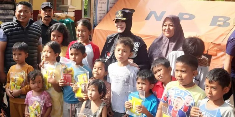 Wali kota Banda Aceh Illiza Sa'aduddin Djamal saat ditenda penguangsian bersama anak-anak yang terdampak bencana banjir dan longsor. Minggu (8/2/2026). Foto: Doc Prokopim BM