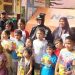 Wali kota Banda Aceh Illiza Sa'aduddin Djamal saat ditenda penguangsian bersama anak-anak yang terdampak bencana banjir dan longsor. Minggu (8/2/2026). Foto: Doc Prokopim BM