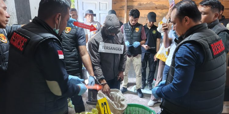 Polres Bener Meriah saat gelar rekontruksi kasus pembunuhan di desa Blang Tampu, Jum'at (6/2/20226). Foto: Doc Polres Bener Meriah