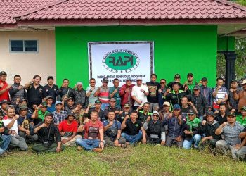 Angoota RAPI Bener Meriah bersama Sekda Riswandika Putra, S.STP, M.A.P saat meresmikan Sekretariat Wilayah JZ 01 21 ZWJ, sabtu (7/1/2026). Foto: Doc RAPI BM