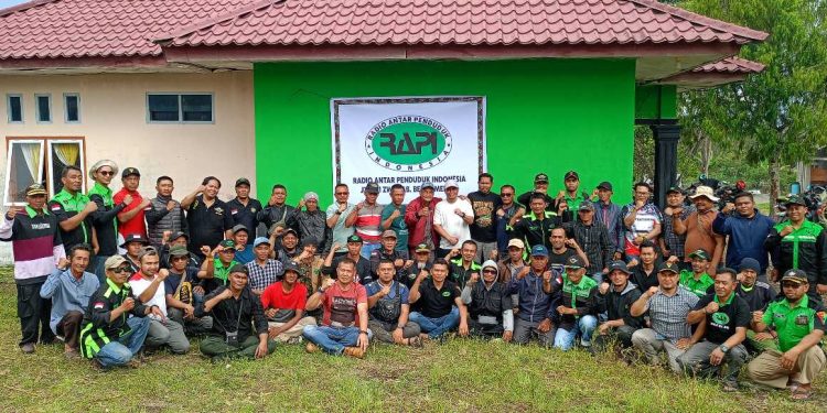 Angoota RAPI Bener Meriah bersama Sekda Riswandika Putra, S.STP, M.A.P saat meresmikan Sekretariat Wilayah JZ 01 21 ZWJ, sabtu (7/1/2026). Foto: Doc RAPI BM