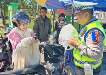 Satlantas Polres Bener Meriah saat  Bagi Helm Gratis kepada pengendara, Foto: Doc Polres BM