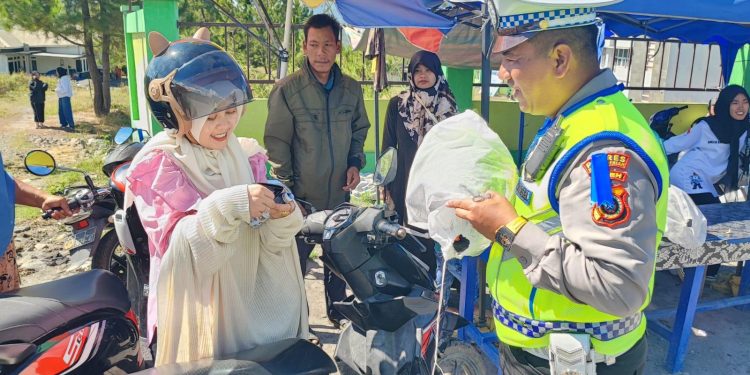 Satlantas Polres Bener Meriah saat  Bagi Helm Gratis kepada pengendara, Foto: Doc Polres BM