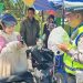 Satlantas Polres Bener Meriah saat  Bagi Helm Gratis kepada pengendara, Foto: Doc Polres BM