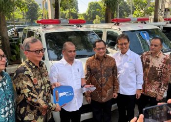 Sekretaris Daerah Bener Meriah Riswandika Putra,S.STP., M.AP menerima hibah ambulans dari Kementerian Kesehatan Republik Indonesia, Kamis (12-03-2026) di Lapangan Kantor Kementerian Kesehatan, Jakarta Selatan. Foto: Prokopim BM