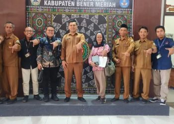Asisten Pemerintahan, Keistimewaan Aceh, dan Kesra Setdakab Bener Meriah, Khairmansyah, S.IP., M.Sc bersama Perwakilan Kementerian Pendidikan RI dan Balai Penjaminan Mutu Pendidikan (BPMP) Aceh. Foto: Prokopim BM