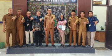 Asisten Pemerintahan, Keistimewaan Aceh, dan Kesra Setdakab Bener Meriah, Khairmansyah, S.IP., M.Sc bersama Perwakilan Kementerian Pendidikan RI dan Balai Penjaminan Mutu Pendidikan (BPMP) Aceh. Foto: Prokopim BM