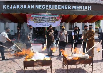 Kejaksaan Negeri Bener Meriah bersama unsur Forkopimda saat memusnahkan barang bukti yang telah inkracht. Foto : Prokopim BM