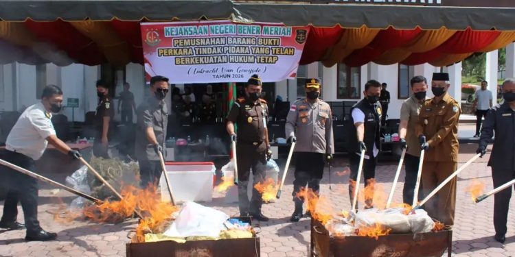 Kejaksaan Negeri Bener Meriah bersama unsur Forkopimda saat memusnahkan barang bukti yang telah inkracht. Foto : Prokopim BM