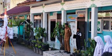 ​Kepala Dinas Syariat Islam Bener Meriah, Taslim, S.Ag., M.Sos saat  sosialisasi di SMPN 1 Wih Pesam, foto: Dinsyar BM