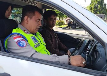 Anggota Polres Bener Meriah saat mengajar mengemudi mobil. Foto: Humas Polres BM