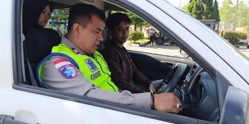 Anggota Polres Bener Meriah saat mengajar mengemudi mobil. Foto: Humas Polres BM