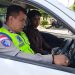 Anggota Polres Bener Meriah saat mengajar mengemudi mobil. Foto: Humas Polres BM