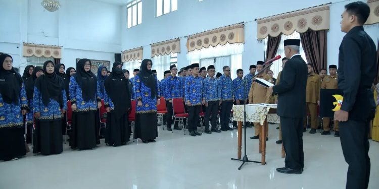 Wabup Ir. H. Armia saat melantik Serta Mengambil Sumpah 46 Pejabat Administrator Dan Pengawas. Foto : Prokopim BM