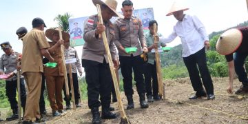 Kapolres Bener Meriah, AKBP Aris Cai Dwi Susanto, S.I.K., M.I.K, Wabup Ir. H. Armia, unsur Forkopimda, pejabat utama Polres, dan pemerintah kecamatan Syiah Utama. saat menanam jagung kuartal II di Syiah Utama, Foto: Humas Polres BM