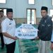 Sekda Kabupaten Bener Meriah, Riswandika Putra, S.STP., M.AP., saat menyerahkan honorarium guru TPA, di mesjid Nur Nabawi. Foto : Prokopim BM