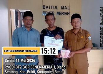 Komisioner Baitul Mal Bener Meriah, Tgk. Saiful Bahri, S.Pd., dan Plt. Kepala Sekretariat, Syeh Sulaiman Putra, S.H.I. saat memberikan bantuan kepada masyarakat, foto: Humas Baitul Mal BM