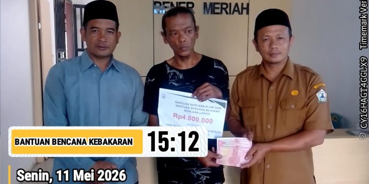 Komisioner Baitul Mal Bener Meriah, Tgk. Saiful Bahri, S.Pd., dan Plt. Kepala Sekretariat, Syeh Sulaiman Putra, S.H.I. saat memberikan bantuan kepada masyarakat, foto: Humas Baitul Mal BM