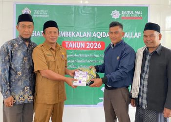 Plt Kepala Sekretariat, Komisioner dan Dewan Pengawas Baitul Mal Bener Meriah saat memberikan Bantuan, di Meunasah Al-Ikhlas Desa Uring, Kec.Bukit. Foto: Humas Baitul Mal