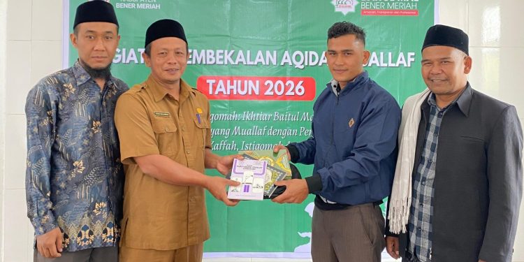Plt Kepala Sekretariat, Komisioner dan Dewan Pengawas Baitul Mal Bener Meriah saat memberikan Bantuan, di Meunasah Al-Ikhlas Desa Uring, Kec.Bukit. Foto: Humas Baitul Mal