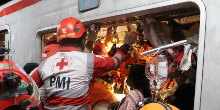 PMI DKI Jakarta Melakukan Penyelamatan Kecelakan Kereta Api Stasiun Bekasi Timur, Foto : PMI DKI Jakarta
