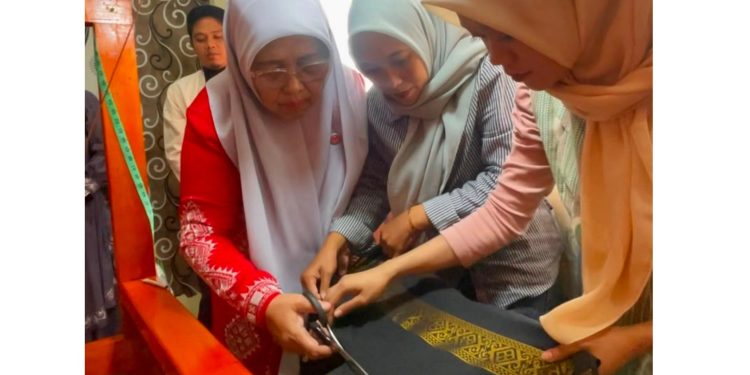 Meutia Fauziah Tagore ketua Dekranasda Kabupaten Bener Meriah saat menghadiri kegiatan Pelatihan Tenun di Mes Pemda. Foto : Humas Dekrasda BM