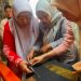 Meutia Fauziah Tagore ketua Dekranasda Kabupaten Bener Meriah saat menghadiri kegiatan Pelatihan Tenun di Mes Pemda. Foto : Humas Dekrasda BM