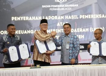 Bupati Bener Meriah, Ir. H. Tagore Abubakar bersama Wakil Ketua DPRK Guntur Alamsyah, saat menerima dokumen LHP LKPD 2025 dari Kepala BPK RI Perwakilan Aceh. Foto: Prokopim BM
