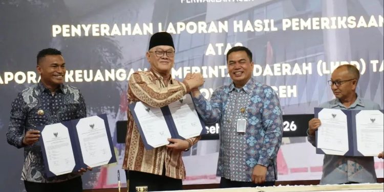 Bupati Bener Meriah, Ir. H. Tagore Abubakar bersama Wakil Ketua DPRK Guntur Alamsyah, saat menerima dokumen LHP LKPD 2025 dari Kepala BPK RI Perwakilan Aceh. Foto: Prokopim BM
