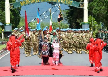 Upacara penyambutan Prajurit Satgas UNIFIL Yonif 114/Satria Musara setelah menyelesaikan misi perdamaian PBB di Lebanon, di lapangan Batalyon. Foto: Prokopimn Bm