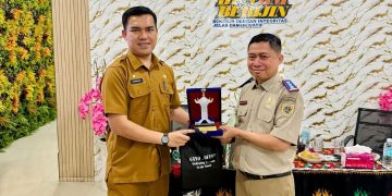 Asisten Pemerintahan, Keistimewaan Aceh, dan Kesra Setdakab, Khairmansyah, S.IP., M.Sc., saat menghadiri serah terima jabatan (sertijab) Kepala Kantor Badan Pertanahan Nasional (BPN) Kabupaten Bener Meriah. Foto: Prokopim BM
